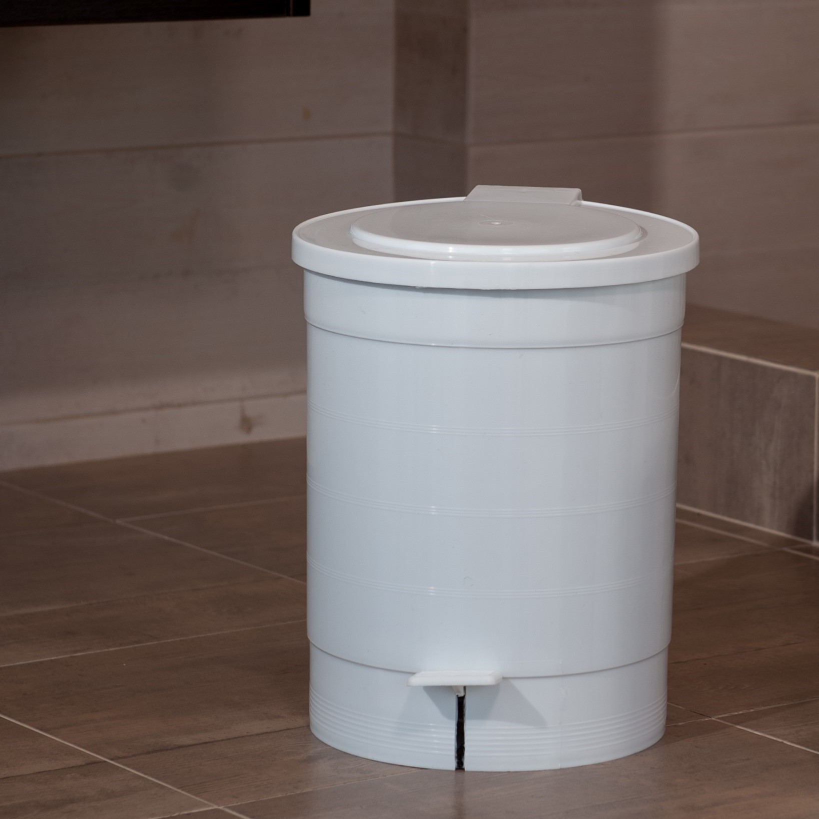  ΚΑΔΟΣ ΑΠΟΡΡΙΜΑΤΩΝ WC ΠΛΑΣΤΙΚΟΣ ΣΤΡΟΓΓΥΛΟΣ ΜΕ ΠΕΝΤΑΛ 7lt